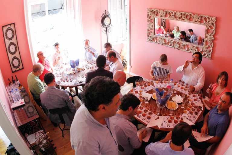 Prova de Vinhos do Porto com mais de 40 anos, uma iniciativa do "Bar do Binho" que já não ocorria em Portugal há mais de 10 anos.